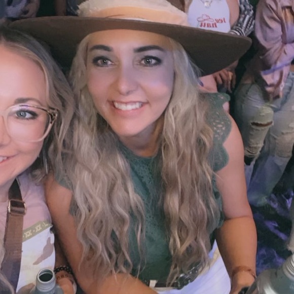 Meet your Posher, Andrea - Picture 2 of 2